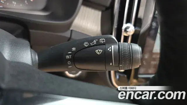 Volvo XC40 2020 — ფოტო 16/33