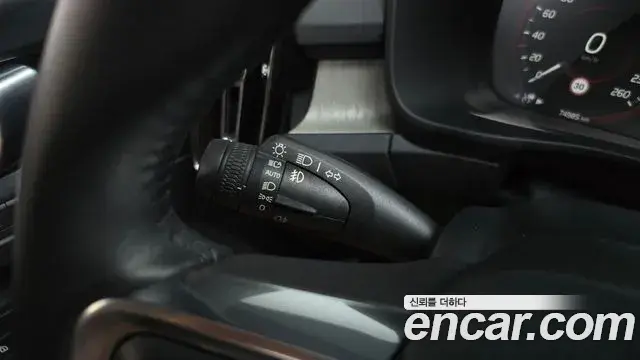 Volvo XC40 2020 — ფოტო 20/33