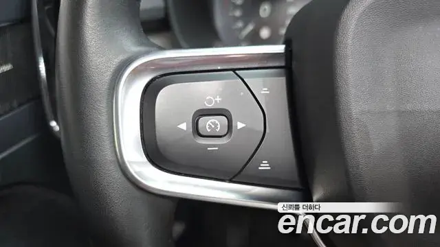 Volvo XC40 2020 — ფოტო 14/33