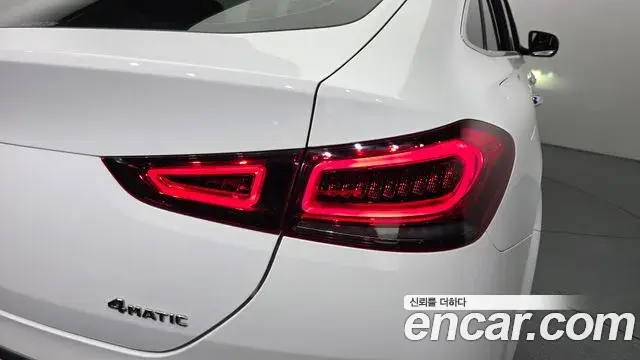 Mercedes-Benz GLE-Class 2021 — Photo 2/37