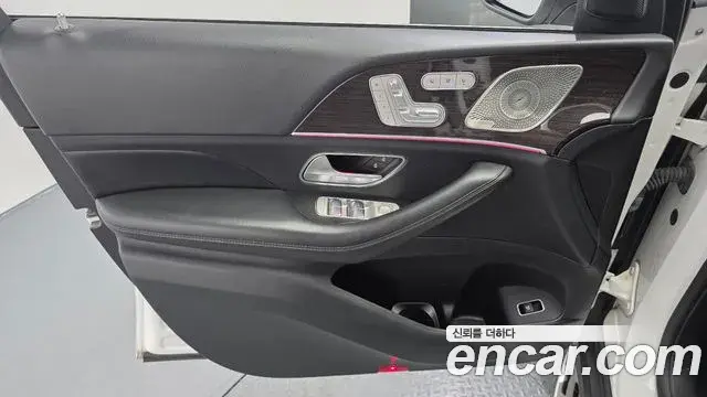 Mercedes-Benz GLE-Class 2021 — Photo 12/37