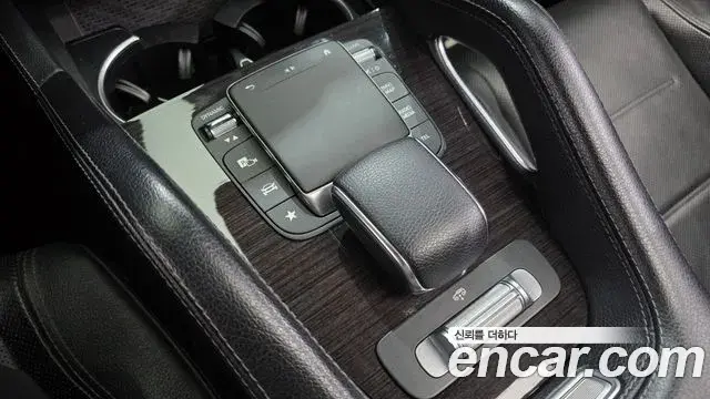 Mercedes-Benz GLE-Class 2021 — Photo 3/37