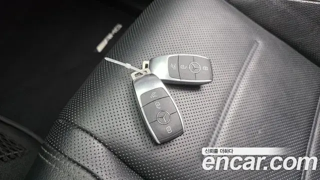 Mercedes-Benz GLE-Class 2021 — Photo 35/37