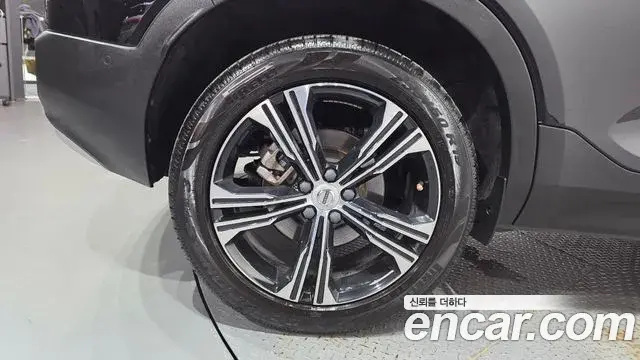 Volvo XC40 2020 — ფოტო 8/36