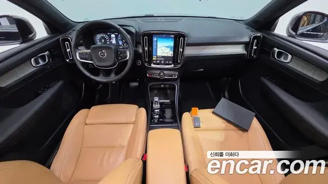 Volvo XC40 2020 — ფოტო 11/36