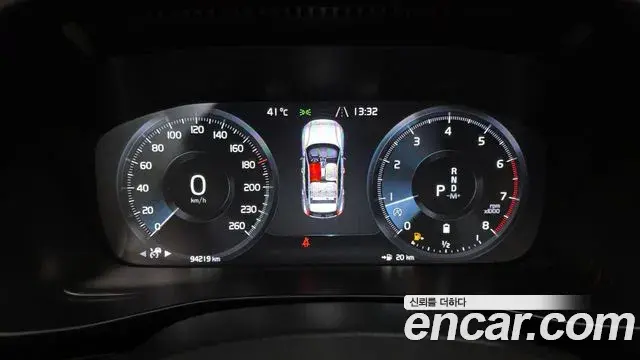 Volvo XC40 2020 — ფოტო 10/36