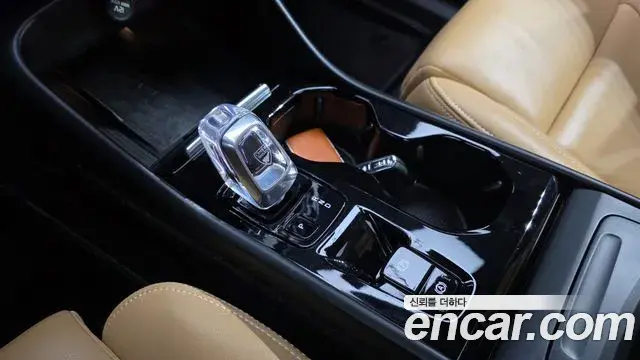 Volvo XC40 2020 — ფოტო 16/36