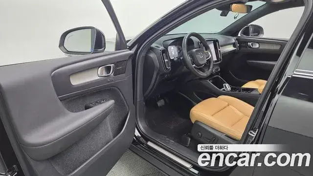 Volvo XC40 2020 — ფოტო 35/36