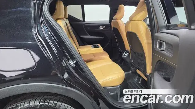 Volvo XC40 2020 — ფოტო 28/36