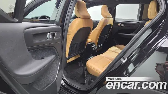 Volvo XC40 2020 — ფოტო 21/36