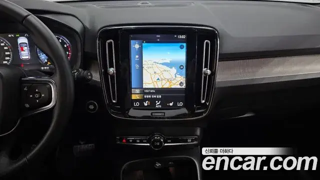 Volvo XC40 2020 — ფოტო 33/36