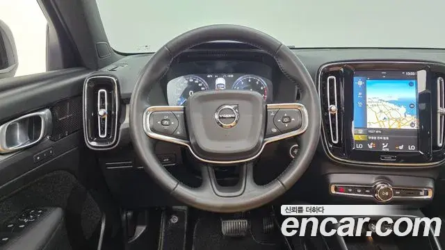 Volvo XC40 2020 — ფოტო 1/36
