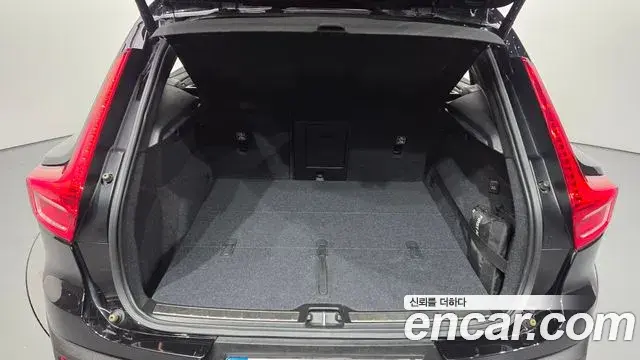 Volvo XC40 2020 — ფოტო 12/36