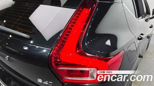 Volvo XC40 2020 — ფოტო 6/36
