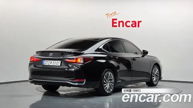 Lexus ES300h 2021 — ფოტო 19/41