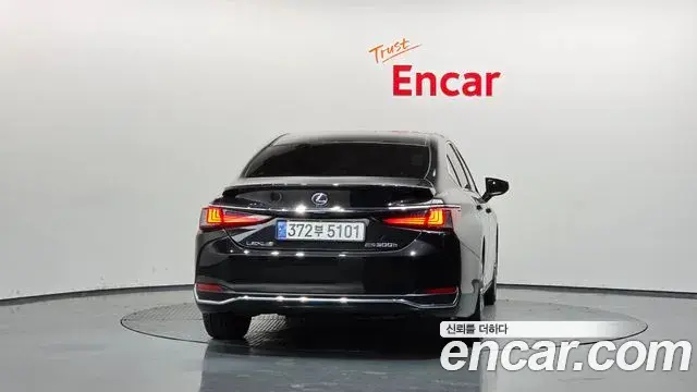 Lexus ES300h 2021 — ფოტო 34/41