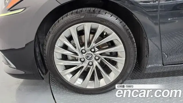 Lexus ES300h 2021 — ფოტო 16/41