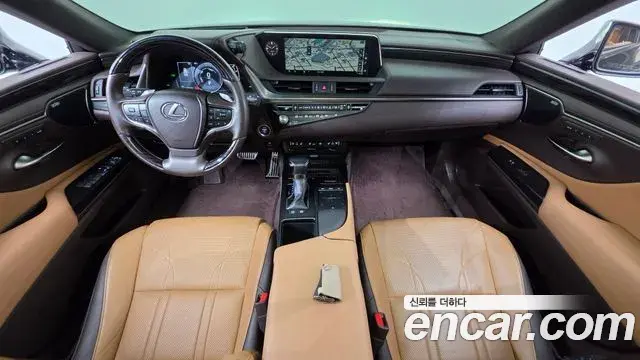 Lexus ES300h 2021 — ფოტო 26/41
