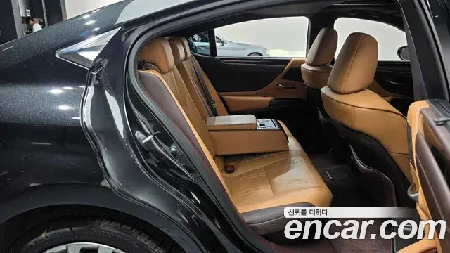 Lexus ES300h 2021 — ფოტო 35/41