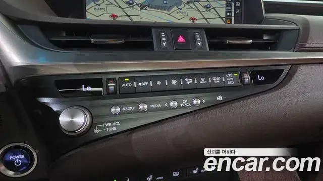 Lexus ES300h 2021 — ფოტო 12/41