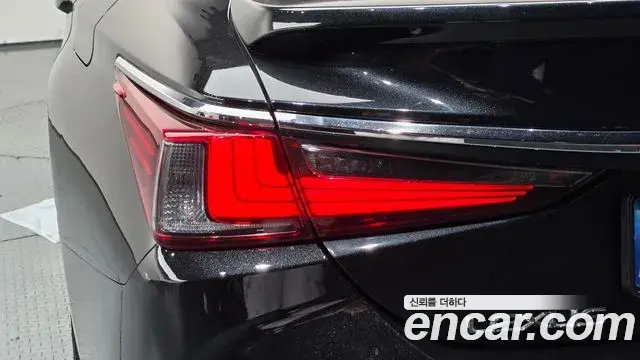 Lexus ES300h 2021 — ფოტო 20/41