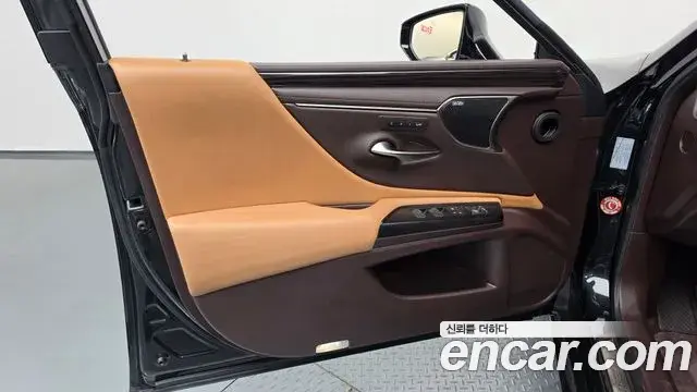 Lexus ES300h 2021 — ფოტო 1/41