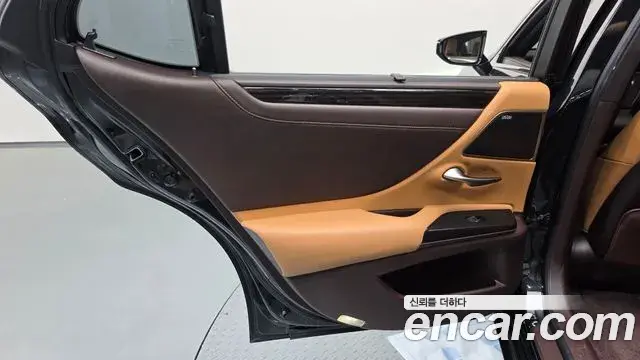 Lexus ES300h 2021 — ფოტო 13/41