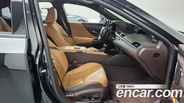 Lexus ES300h 2021 — ფოტო 21/41