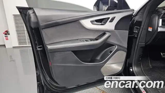 Audi Q8 2025 — ფოტო 29/38