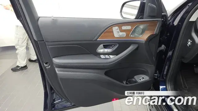 Mercedes-Benz GLE-Class 2021 — Photo 26/32
