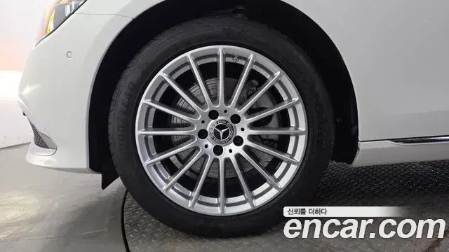 Mercedes-Benz E-Class 2022 — ფოტო 18/31
