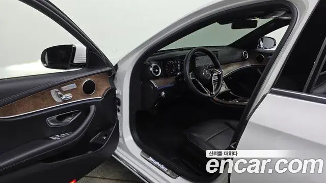 Mercedes-Benz E-Class 2022 — ფოტო 29/31