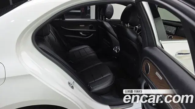 Mercedes-Benz E-Class 2022 — ფოტო 10/31