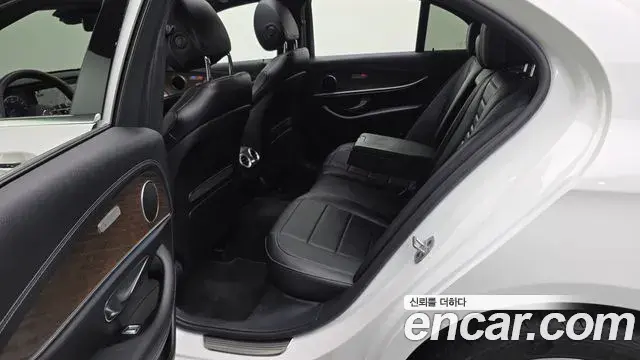 Mercedes-Benz E-Class 2022 — ფოტო 28/31