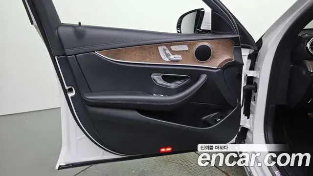 Mercedes-Benz E-Class 2022 — ფოტო 13/31