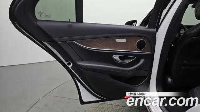 Mercedes-Benz E-Class 2022 — ფოტო 26/31