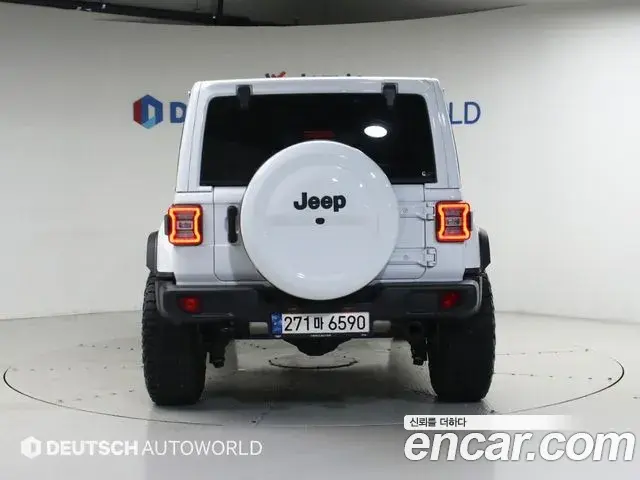 Jeep Wrangler 2022 — ფოტო 17/20