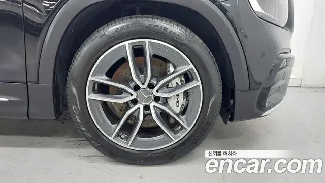 Mercedes-Benz GLB-Class 2025 — Photo 4/18