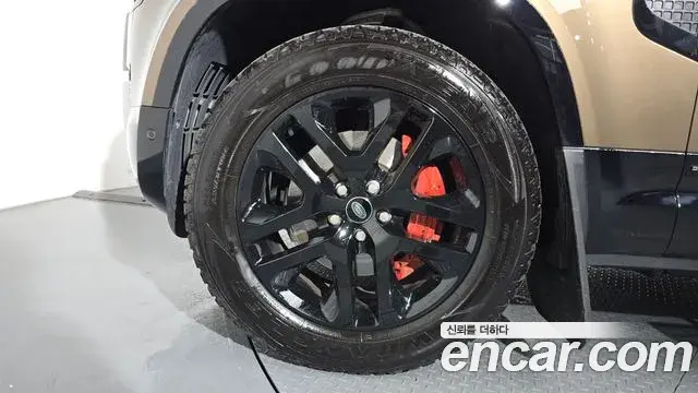 Land Rover Defender 2023 — ფოტო 8/33