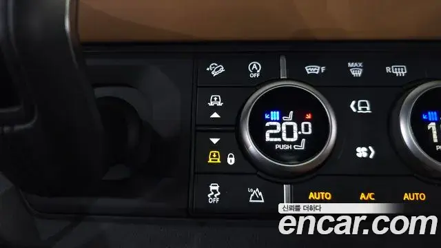 Land Rover Defender 2023 — ფოტო 25/33