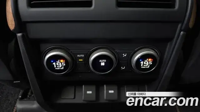Land Rover Defender 2023 — ფოტო 5/33