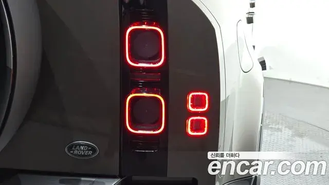 Land Rover Defender 2023 — ფოტო 14/33