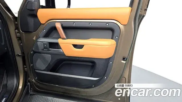 Land Rover Defender 2023 — ფოტო 21/33