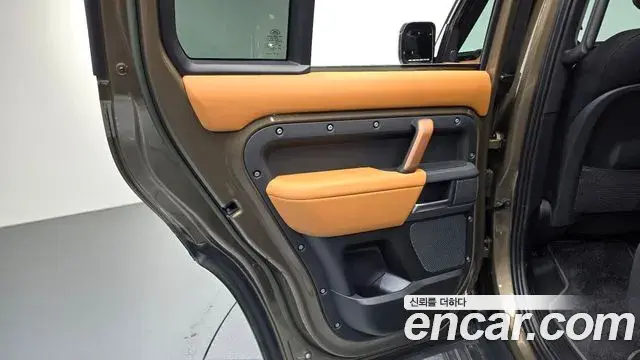 Land Rover Defender 2023 — ფოტო 28/33