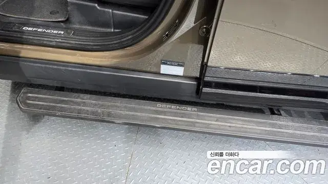 Land Rover Defender 2023 — ფოტო 18/33