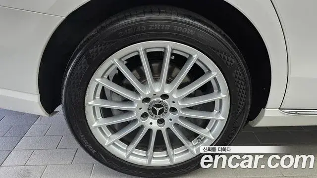 Mercedes-Benz E-Class 2021 — ფოტო 15/20