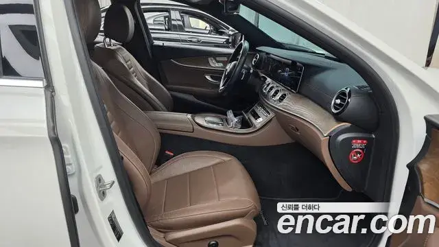 Mercedes-Benz E-Class 2021 — ფოტო 14/20