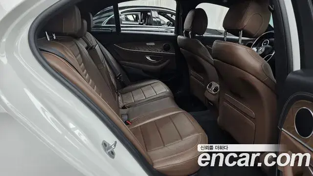 Mercedes-Benz E-Class 2021 — ფოტო 16/20