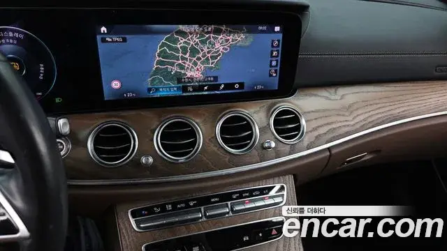 Mercedes-Benz E-Class 2021 — ფოტო 17/20