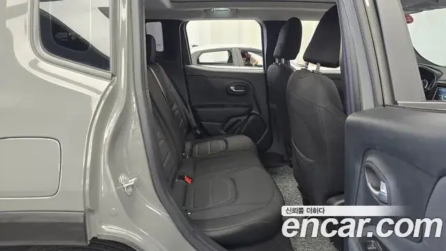 Jeep Renegade 2022 — Фото 11/20